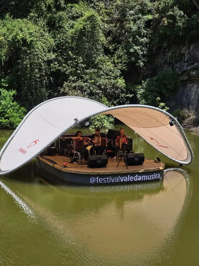 Palco flutuante de um festival de música sobre a água