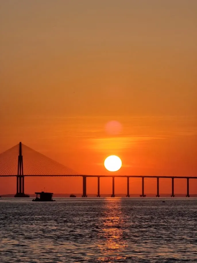Pôr do sol atrás da ponte do Rio Negro em Manaus