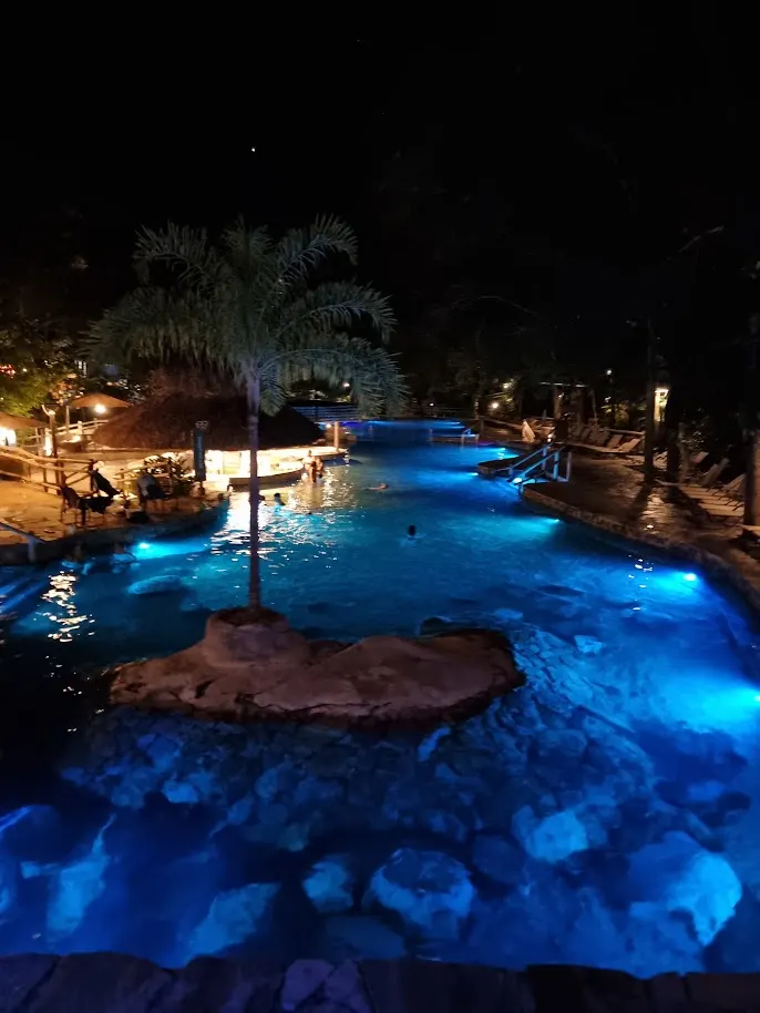 Piscinas de água quente iluminadas de azul à noite, em Rio Quente
