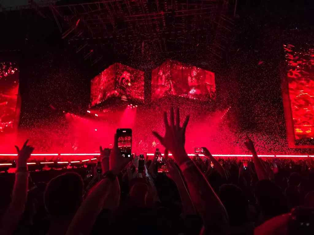 Plateia sob confete vermelho num show do Linkin Park