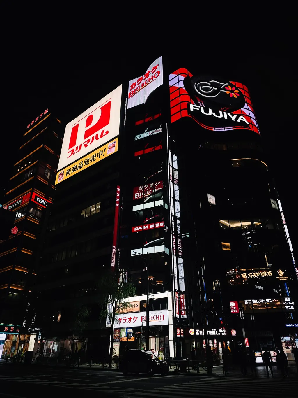 Esquina de neon em Shinjuku à noite