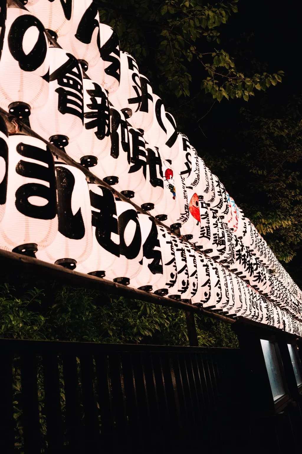 Lanternas pintadas no templo Senso-ji à noite