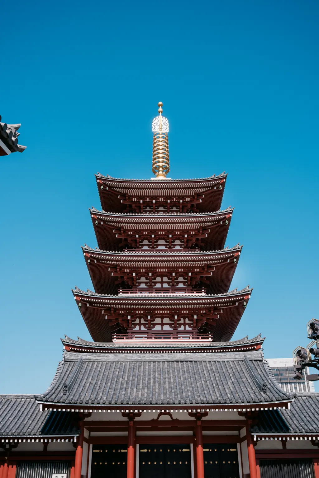 O pagode de cinco andares do Senso-ji contra o céu limpo