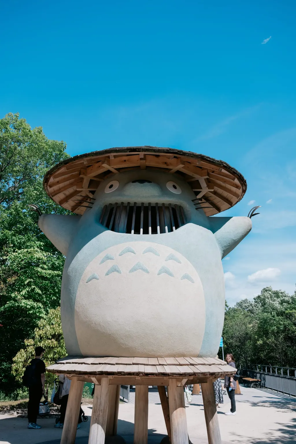Totoro no portão do parque Ghibli
