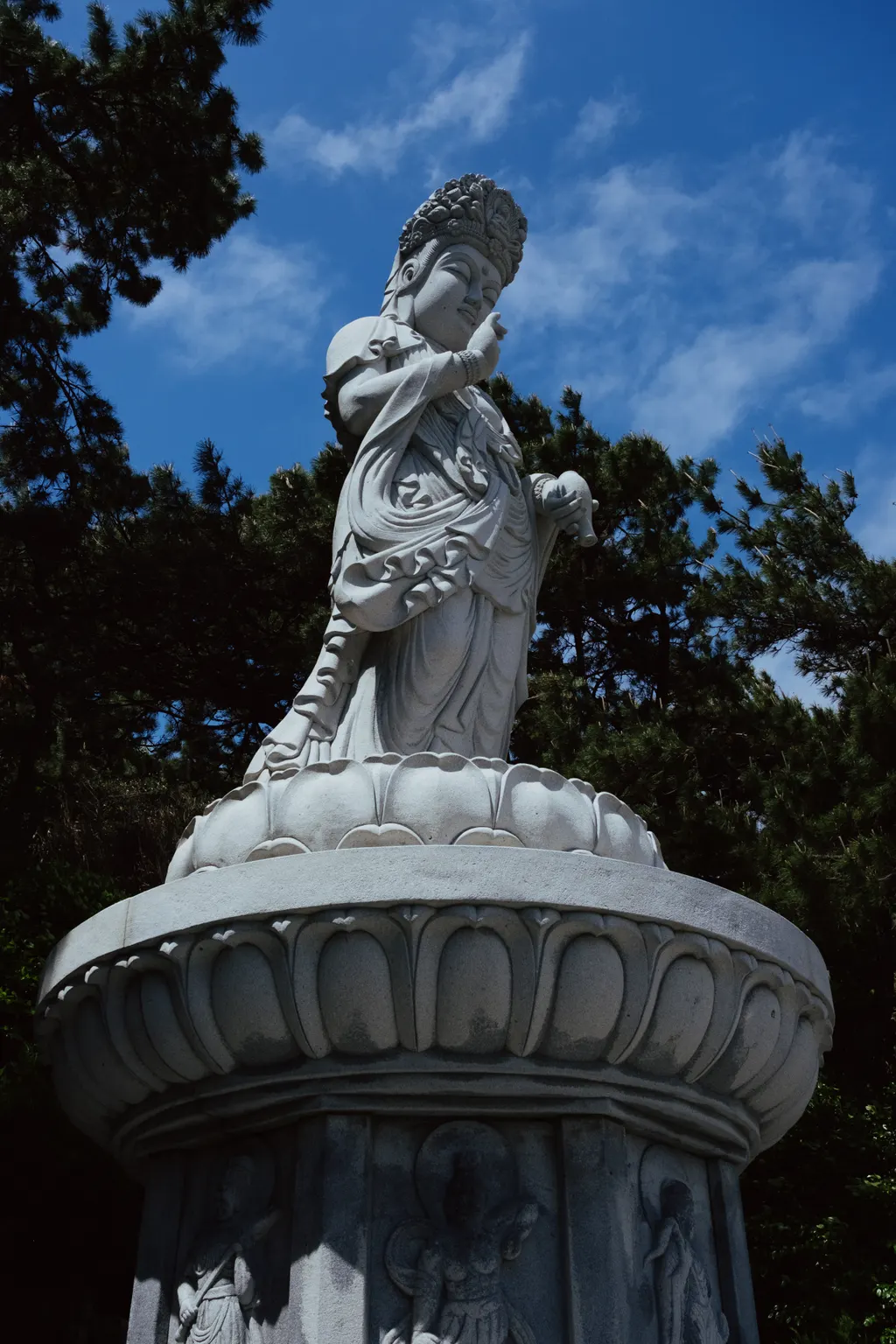 A Haesu Gwaneum Daebul, a grande deusa Buda das águas, sobre o pedestal de lótus no templo Haedong Yonggungsa