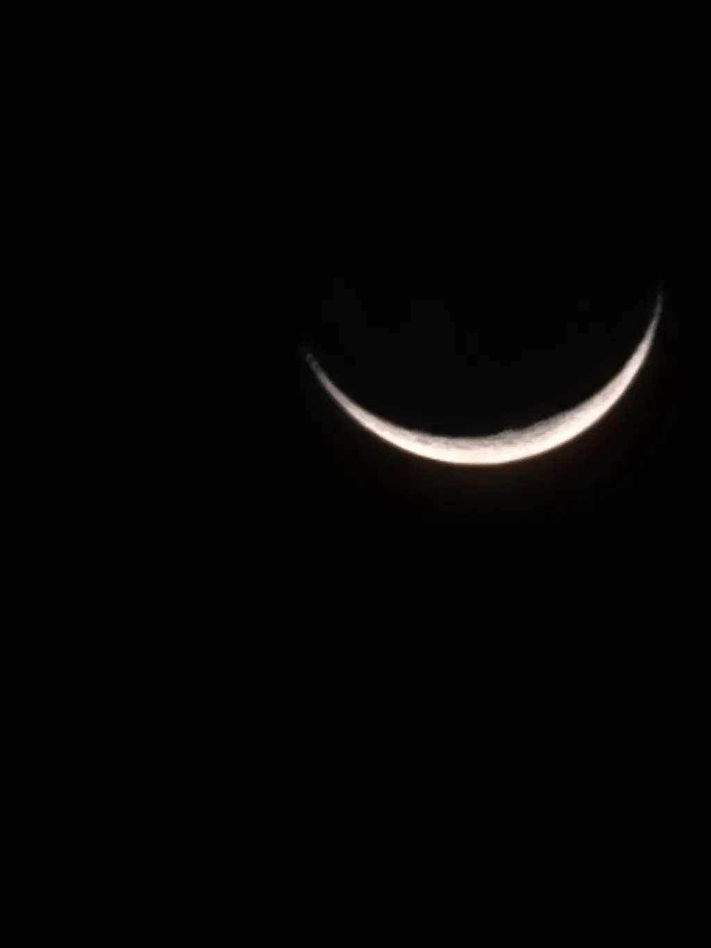 Lua crescente fina, baixa no céu