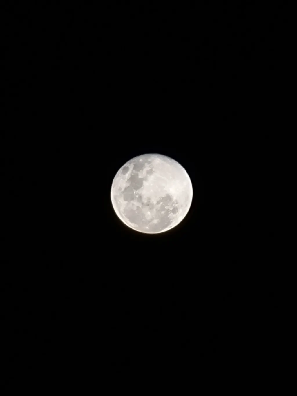 Lua cheia fotografada contra o céu preto