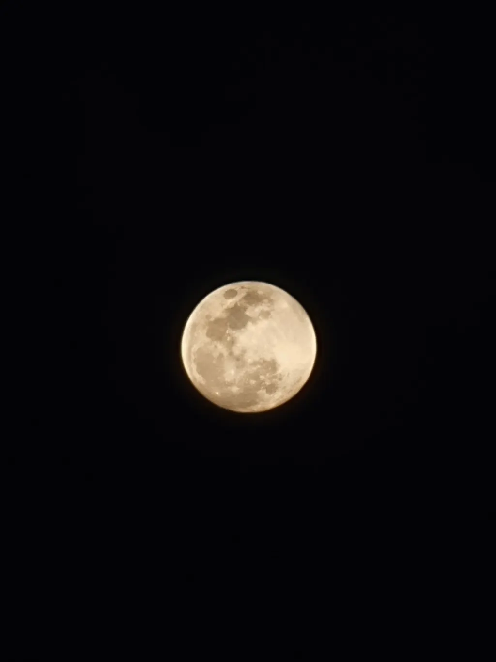 Lua gibosa, com as crateras visíveis na linha de sombra
