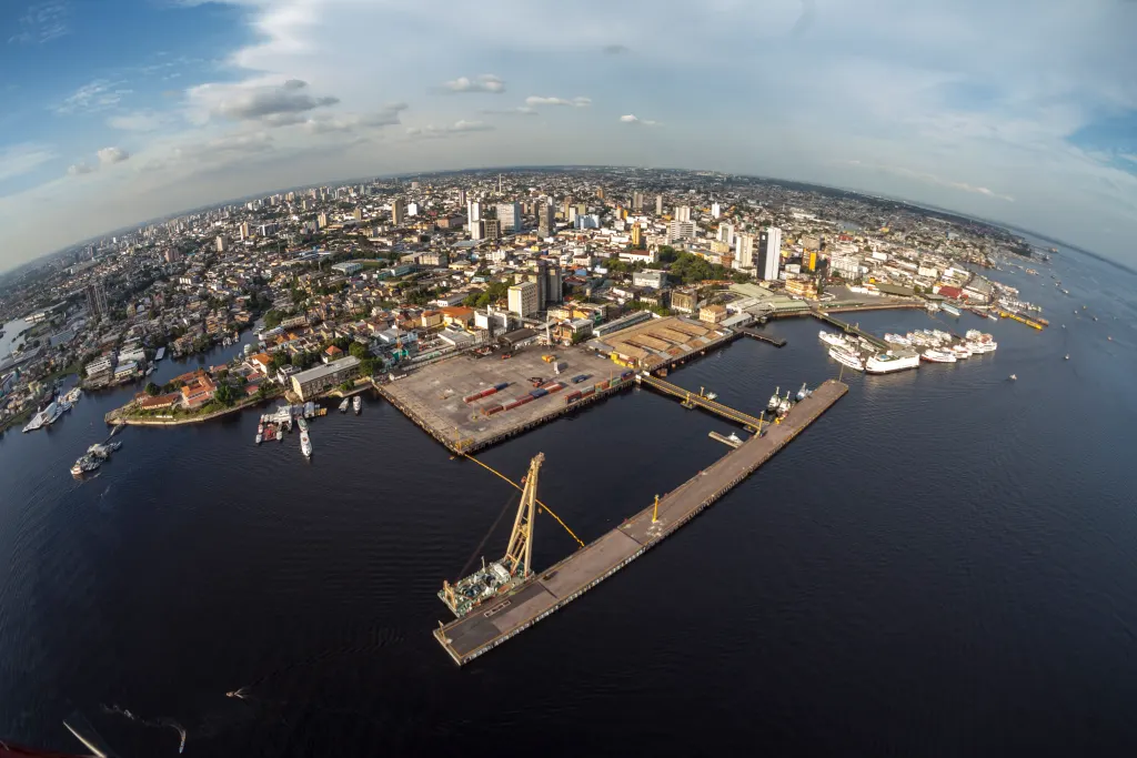 O Porto de Manaus, de onde saem os barcos para as comunidades ribeirinhas